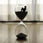 砂時計の中で座る人