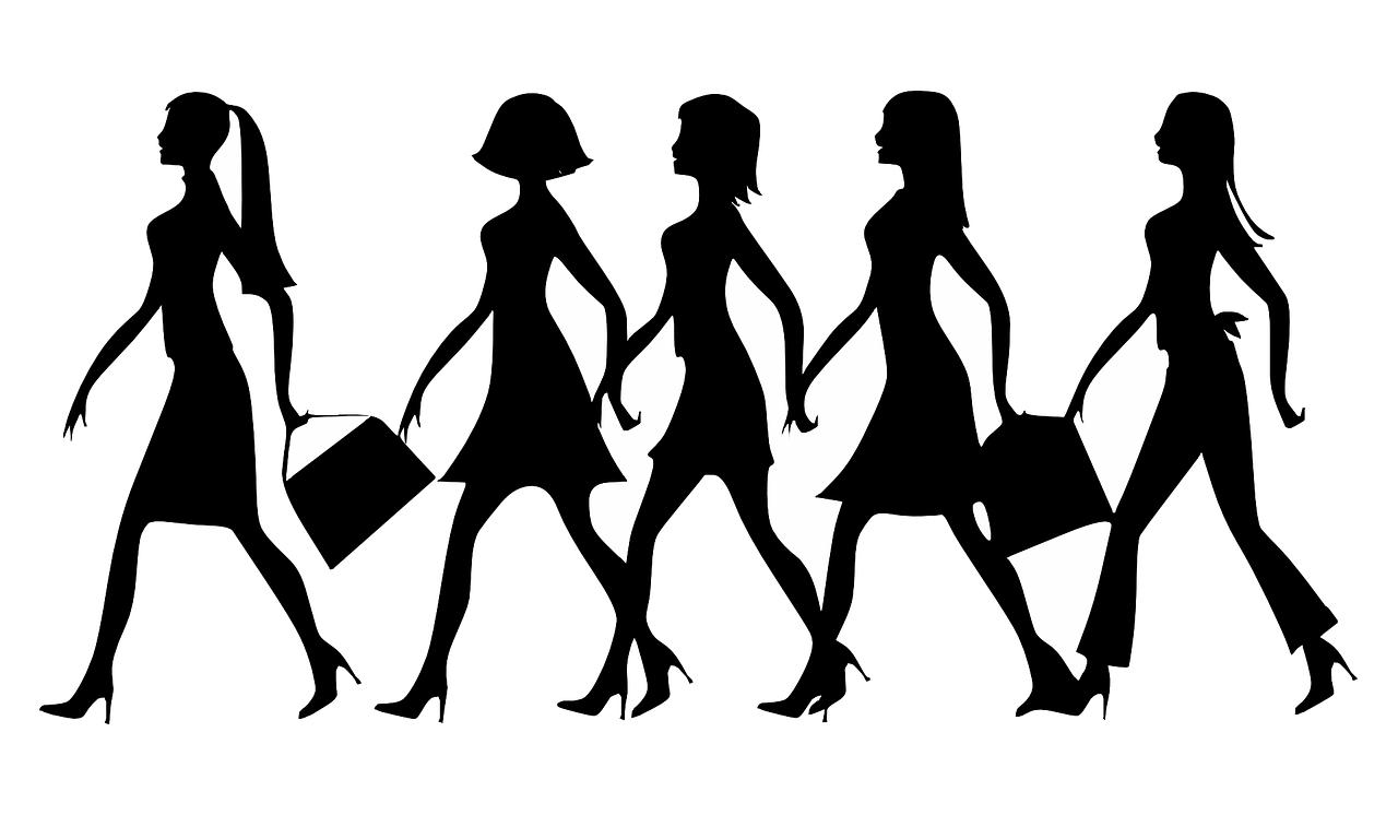 歩く女性のシルエット