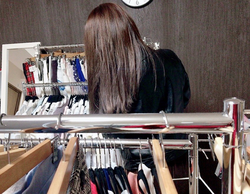 服を選ぶ女性の後ろ姿
